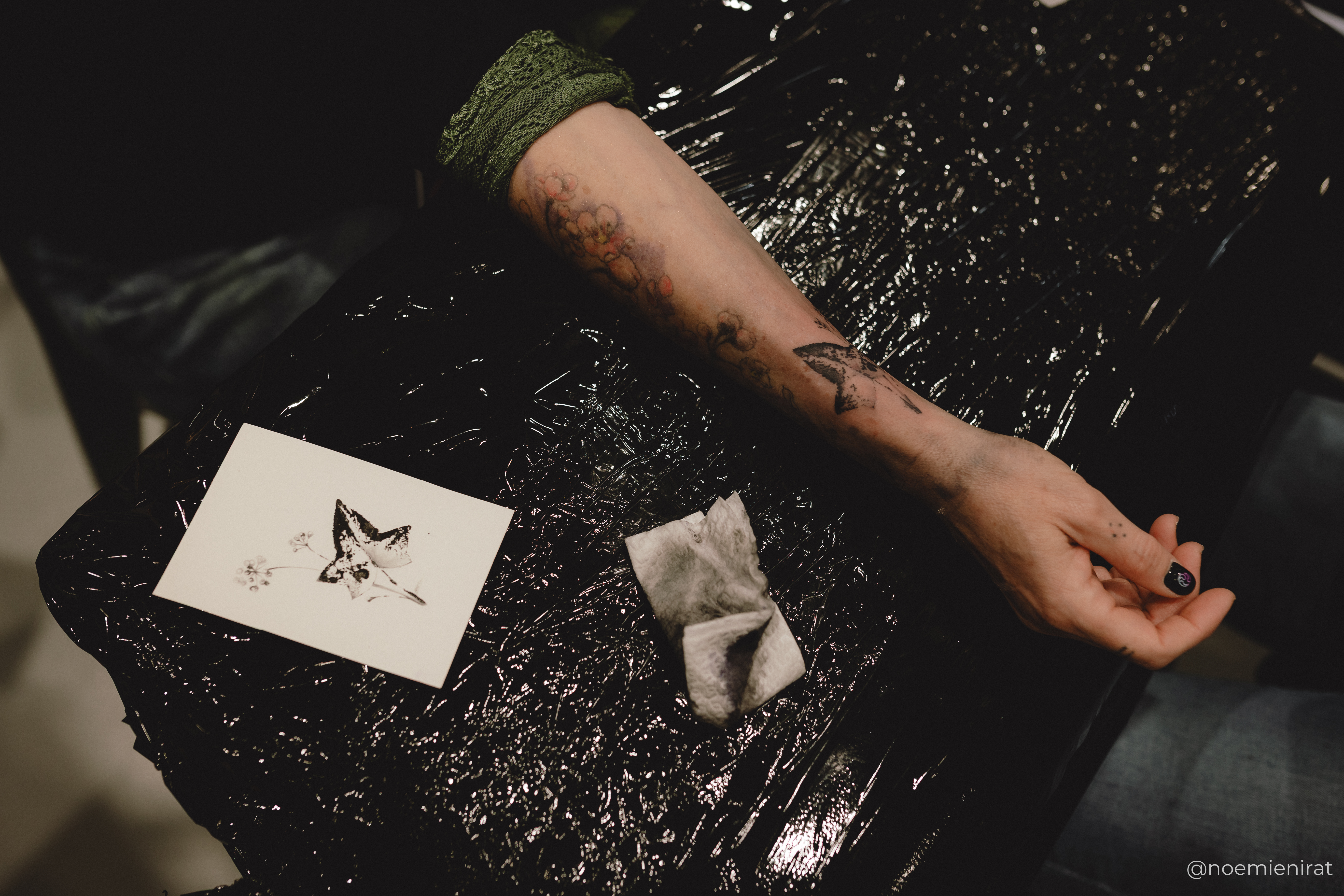 Élève en pratique lors d'une formation tatouage à Annecy