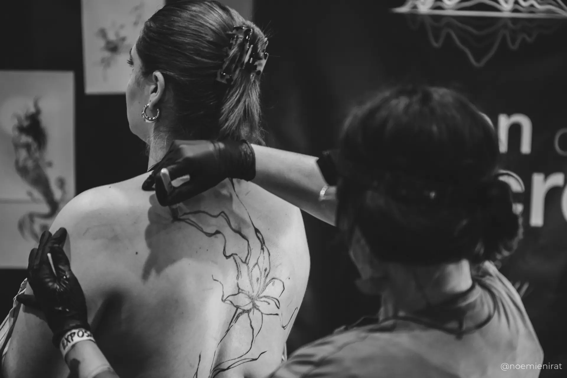 Élève apprenant les bases du tatouage à Annecy